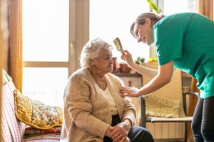 Certificados de profesionalidad para cuidar ancianos y personas dependientes: escena de cuidados en el hogar