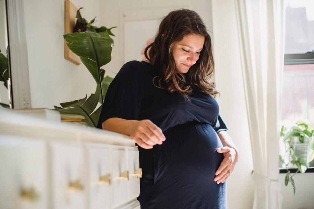 Mujer embarazada tocándose la barriga: paro y prestación por maternidad