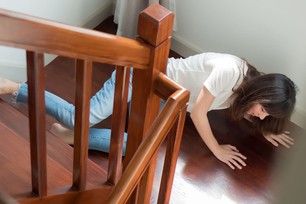 Mujer que ha sufrido una caída por las escaleras
